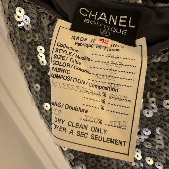 ‘94 F/W CHANEL Grey sequined skirt suit with lace collar. - Picture 13 of 15